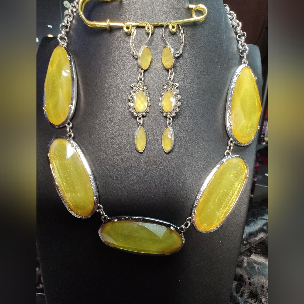 Vibrant Silver Tone Yellow Glass (?) Jewelry Set